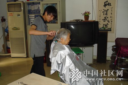 青年志愿者上门贴心服务关爱空巢老人、残疾老