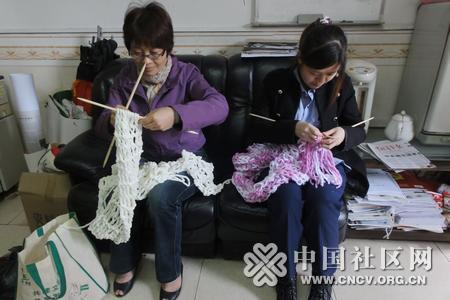 织条围巾送老人--佛山南海罗村乐安社区微志愿