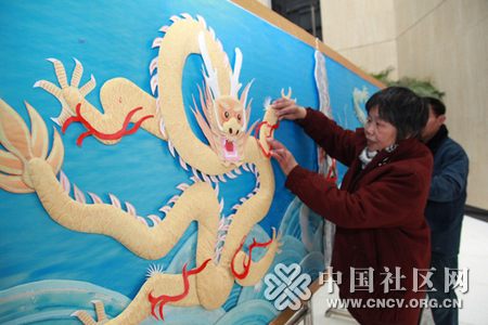 百步亭居民自制九龙壁引来强势围观-百步亭