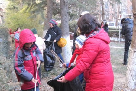 北京社区组织青少年志愿者清理白色垃圾-青年