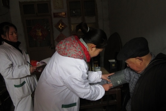 安徽阜阳界首信义社区志愿者情暖孤寡老人