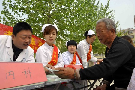 齐鲁志愿者义诊进社区公益活动在聊城举行-