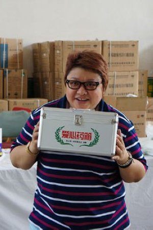 韩红爱心慈善基金会:爱心药箱进内蒙-医疗志