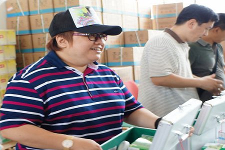 韩红爱心慈善基金会:爱心药箱进内蒙-医疗志