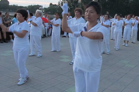 [黑龙江·湖畔社区]靓丽新风景 快乐健身舞风靡劳动湖畔-社区新闻联播-中国社区网-中国社区志愿服务网
