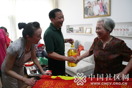 我绣红旗喜迎十八大 志愿服务温暖千万家活动