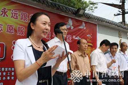 绣红旗喜迎十八大志愿服务活动走进江西南昌 