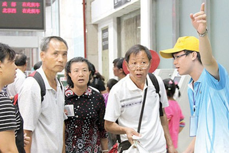 广西百名大学生志愿者服务暑运感人最美瞬间