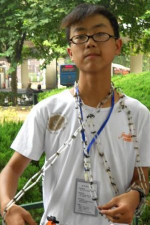 旧笔芯做链锁男生 笔芯哥行为艺术倡环保-关