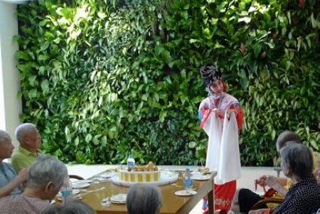 探访上海第一福利院 志愿者丰富老人晚年生活