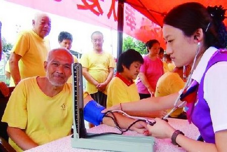 胶州市现代医院志愿者 关爱老人奉献爱心-医疗