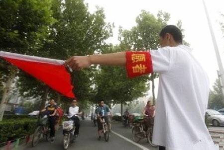 石家庄百余志愿者上街劝导交通不文明行为