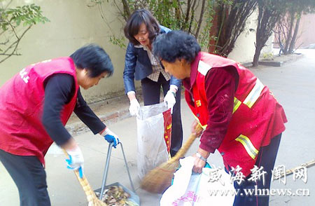 威海社区30余名环翠楼街道义工助力扫落叶