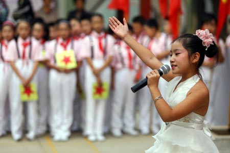 安徽社区喜迎十八大 小学生穿军装唱红歌