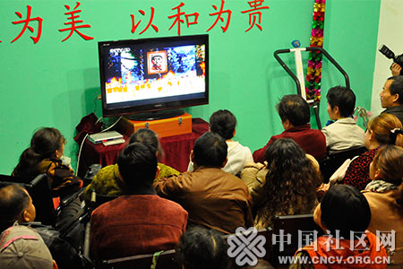 百步亭居民和志愿者一同在小区活动中心中观看“领航中国”，迎接十八大的召开2.jpg