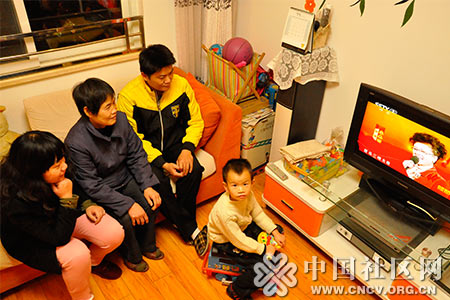 百步亭居民夏桂荣全家围在坐在电视机前观看着“领航中国节目”，喜迎十八大的即将召开.jpg