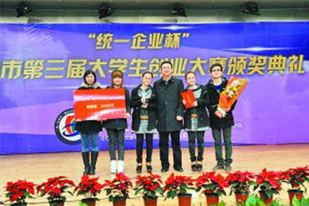 大学生为社区提供创意服务 头笔业务销售布鞋