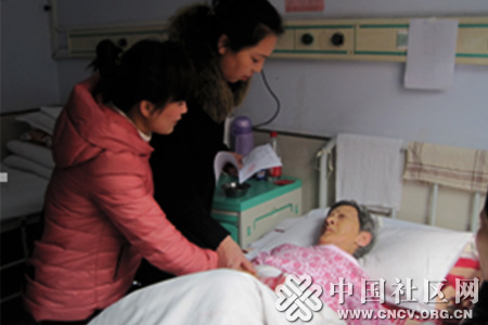 吉林省长城社区志愿者到医院看望慰问生病老人
