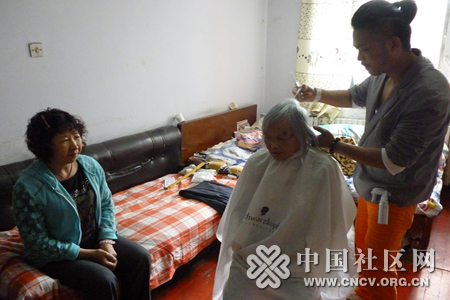 [吉林·同光路西社区]组织志愿者为孤寡老人剪