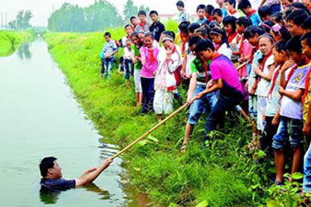 湖北襄阳中小学生开展防溺水教育活动