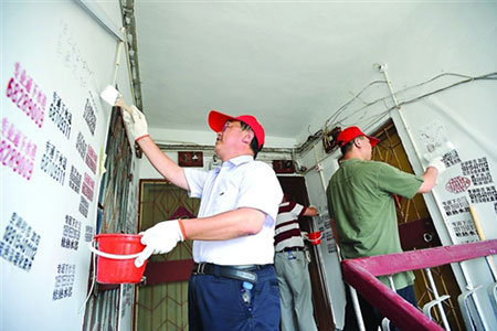 志愿者为居民清理楼道垃圾 改善居住环境-物业