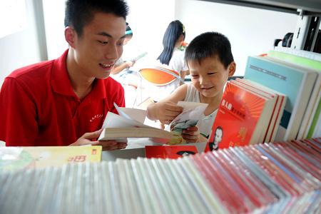 乡村里来了大学生暑期志愿者