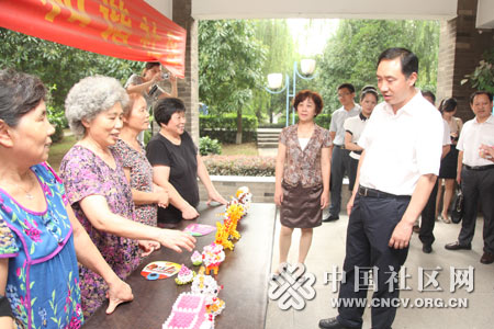 潜江市委副书记龚定荣一行调研百步亭社区3.jpg