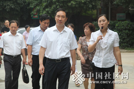 潜江市委副书记龚定荣一行调研百步亭社区1.jpg
