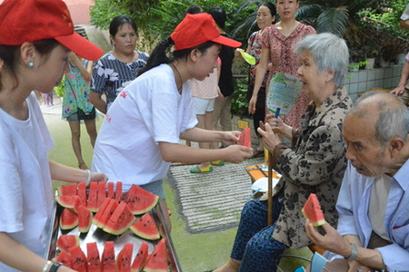 重庆大学生志愿者开展暑期关爱老人活动-焦点