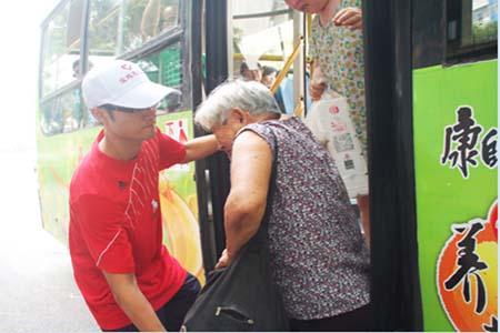 陕西宝鸡500名志愿者街头引导文明出行-关爱社