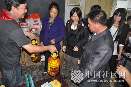 重庆忠州镇政府携企业教师节前送慰问品-各地