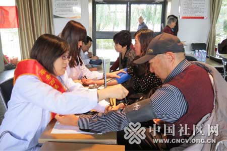 鄂尔多斯市中医院走进曙光社区开展义诊活动