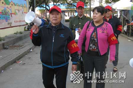 [保定·青东巷社区]义务巡逻队点亮一盏平安灯