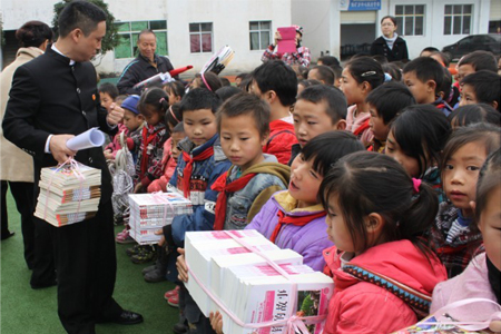 志愿服务进山村 爱心传递正能量-焦点图片-中国