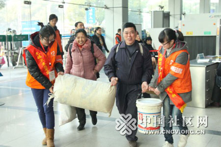 志愿者为回家的旅客帮忙拿行李.jpg