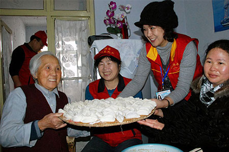 烟台启动邻里守望陪空巢老人过年志愿活动-