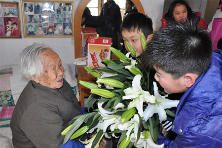 烟台启动邻里守望陪空巢老人过年志愿活动-