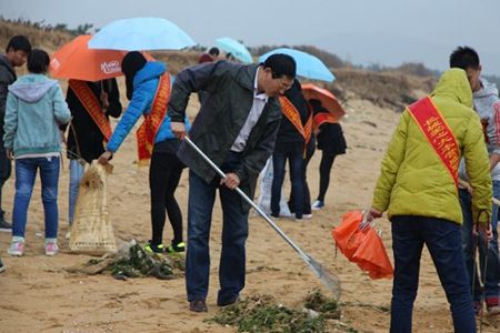 威海志愿者践行雷锋精神 为人们传递爱心-热点