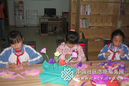 深圳·丹平社区]组织孩子手工制作妇女节给妈妈