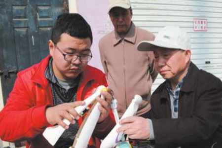 山东德州34名大学生志愿者进小区修家电-物业