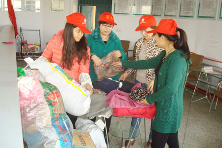 河南登峰社区:履行社会责任 志愿奉献爱心-各地