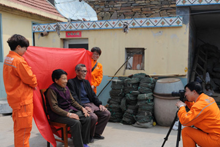 乳山市善小志愿者为老人拍夕阳红照-焦点图