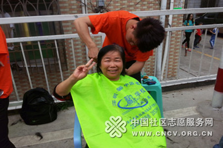 深圳凤凰社区志愿者为居民免费理发送温暖-关