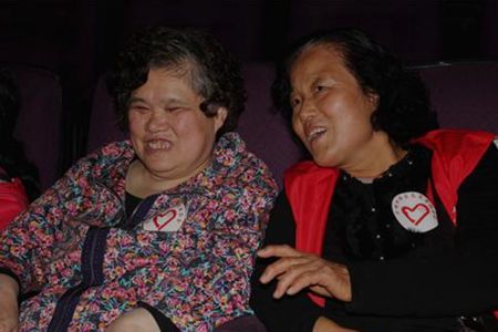 刘女士在志愿者的协助下“观看”影片.jpg