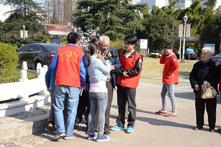践行社会主义核心价值观 青春伴夕阳志愿者在
