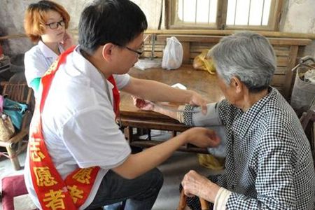 邻里守望关爱老幼 志愿服务为传统节日增添新