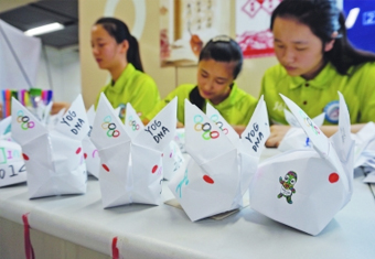 江苏地铁志愿者自制青奥兔送乘客-焦点图片-中