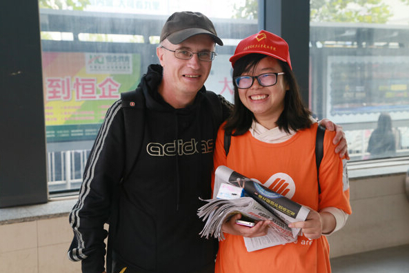 武汉大学生志愿者卖报纸为山区小学建图书室-