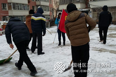 长春湖光社区大学生志愿者义务扫雪献真情-关