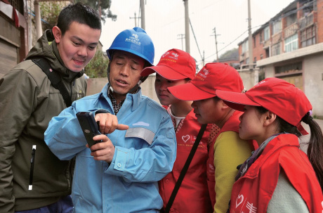普定供电局开展青年志愿者送服务进社区活动-